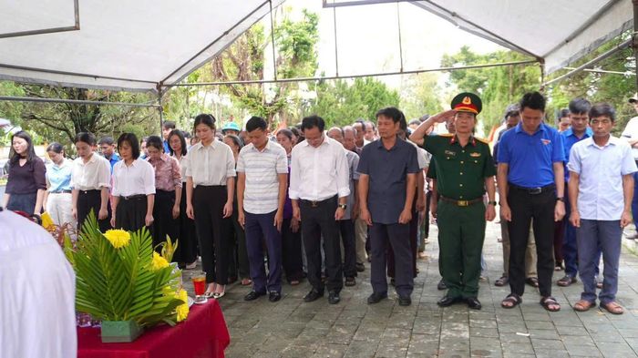 Chính quyền địa phương và đông đảo người dân tới đón Liệt sĩ Phạm Ngọc Đạo trở về đất mẹ.