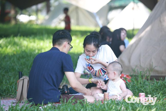 Các thành viên trong gia đình quây quần, tận hưởng khoảng thời gian bên nhau trong kỳ nghỉ Quốc khánh.