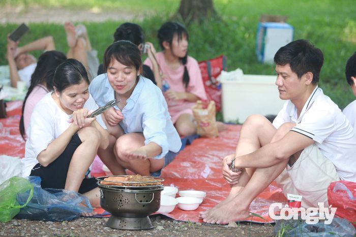 Các thành viên cùng chuẩn bị đồ ăn cho bữa tiệc ngoài trời.