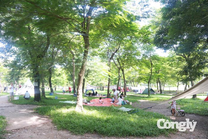 Công viên Yên Sở thu hút nhiều gia đình, nhóm bạn đến dã ngoại, cắm trại trong kỳ nghỉ lễ Quốc khánh 2/9.
