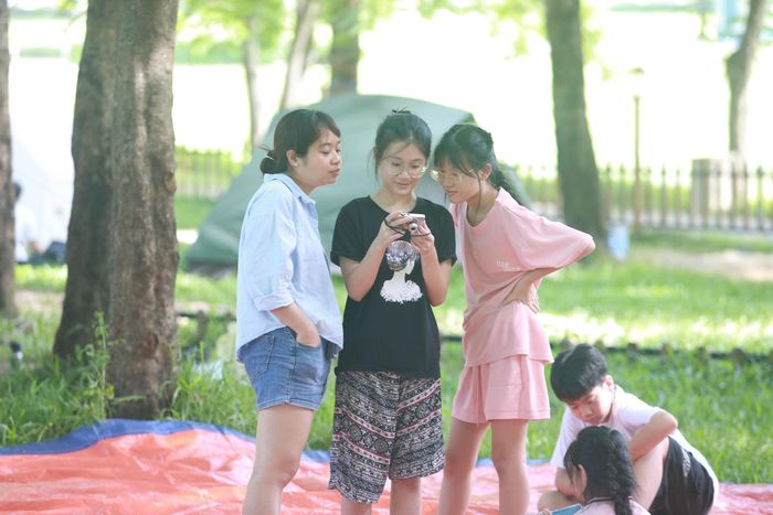 Các bạn nhỏ tận hưởng kỳ nghỉ bằng những hoạt động đơn giản giữa không gian xanh.