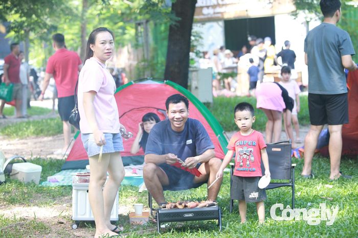 Nghỉ lễ 2/9: Cả gia đình rủ nhau dựng lều, mở “khu nghỉ dưỡng” giữa lòng Hà Nội