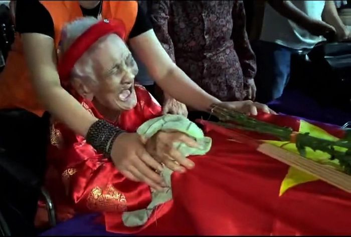 Mẹ liệt sĩ Trần Thị Chín 104 tuổi nghẹn ngào trong ngày đón con trở về (Ảnh cắt từ clip: Ngọc Thông).