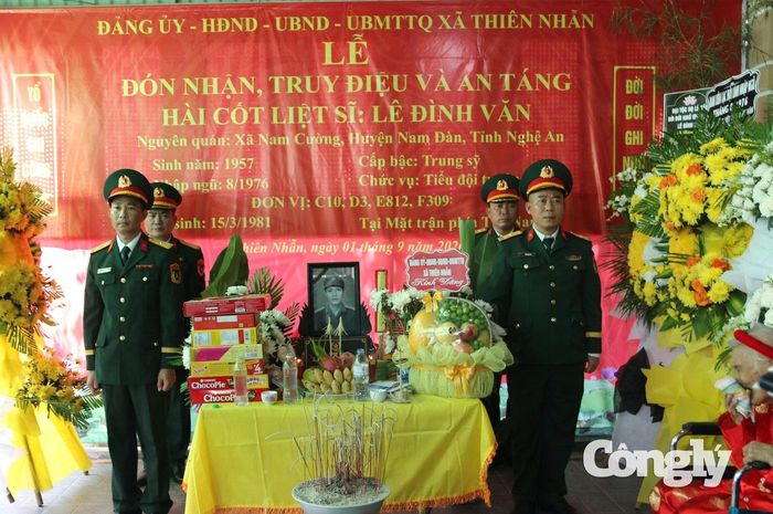 Chính quyền địa phương và gia đình đã tổ chức lễ truy điệu, an táng hài cốt liệt sĩ Lê Đình Văn về với đất mẹ.