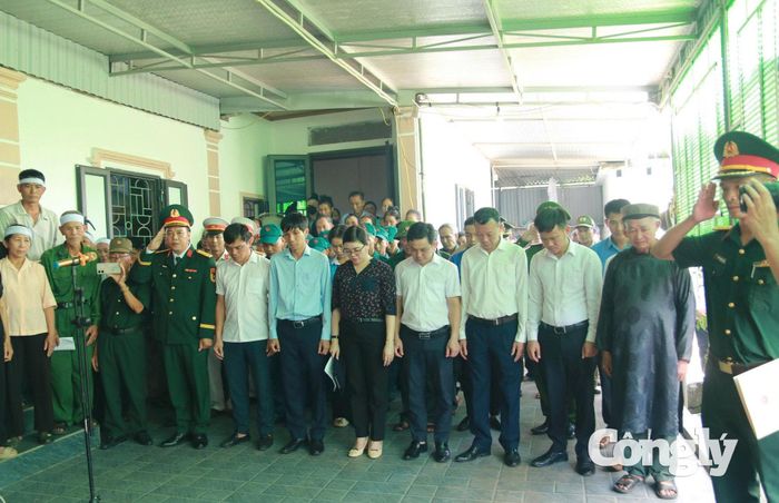 Chính quyền xã Thiên Nhẫn và gia đình đã tổ chức lễ truy điệu, an táng hài cốt liệt sĩ Lê Đình Văn về với đất mẹ.