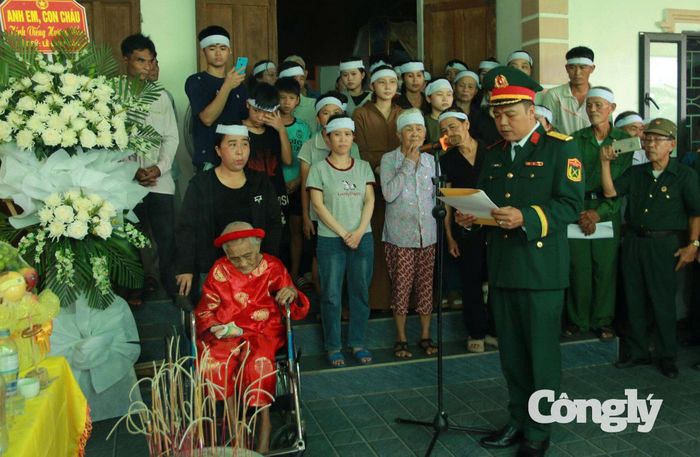Chính quyền xã Thiên Nhẫn cùng anh em nội ngoại, bạn bè, bà con nhân dân tổ chức lễ truy điệu và an táng hài cốt liệt sĩ Lê Đình Văn tại nghĩa trang quê nhà.