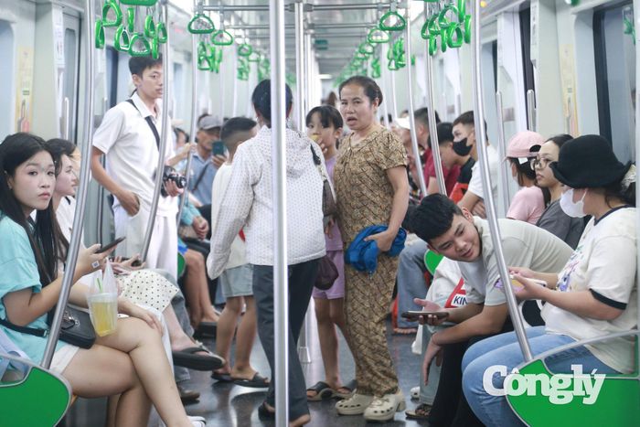 Metro Hà Nội góp phần giảm áp lực cho giao thông đường bộ trong những ngày lượng người di chuyển tăng cao.