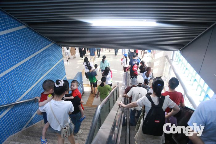 Theo thông tin của Hà Nội Metro, trong 5 ngày nghỉ lễ, hai tuyến hoạt động từ 5h30 đến 22h, với giãn cách khoảng 10 phút/chuyến, tạo điều kiện để hành khách chủ động lựa chọn tàu điện.