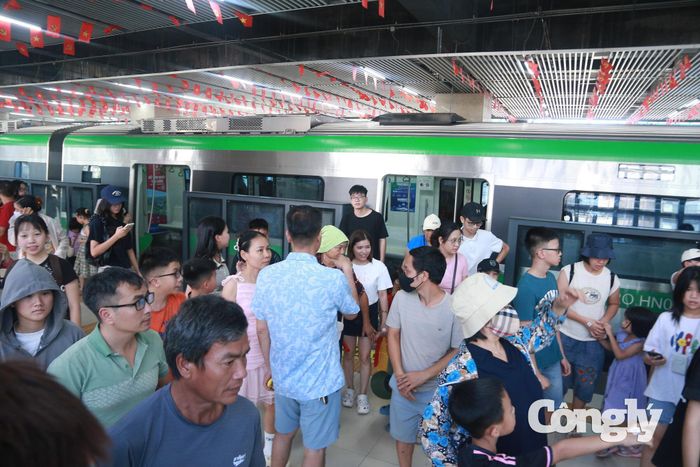Không chỉ phục vụ nhu cầu đi lại, tàu điện còn được nhiều gia đình, nhóm bạn lựa chọn như một trải nghiệm trong kỳ nghỉ.