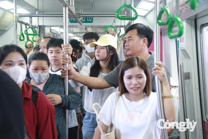 Tại các nhà ga, hình ảnh người dân xếp hàng, chờ tàu, di chuyển trên sân ga hay ngồi kín trong các toa tàu cho thấy metro đang trở thành một lựa chọn đáng chú ý trong kỳ nghỉ lễ.