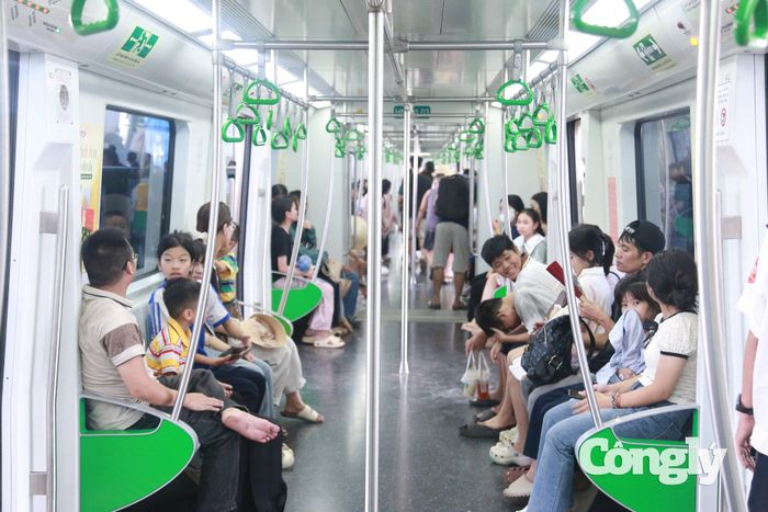 Các nhóm bạn trẻ cũng lựa chọn metro để di chuyển giữa các khu vực trong thành phố. Từ nhà ga, hành khách có thể tiếp tục kết nối với xe buýt hoặc các phương tiện khác để đến điểm vui chơi, tham quan.