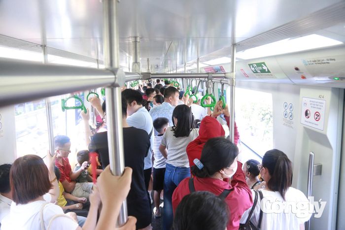 Cảnh đông đúc trên các chuyến tàu Metro.