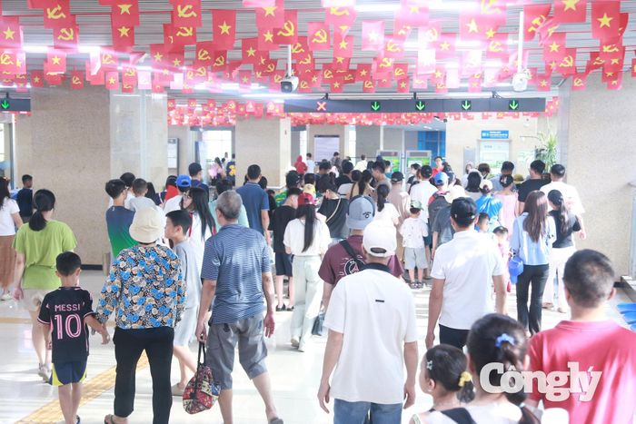 Những ga tàu đông hành khách dịp Quốc khánh.