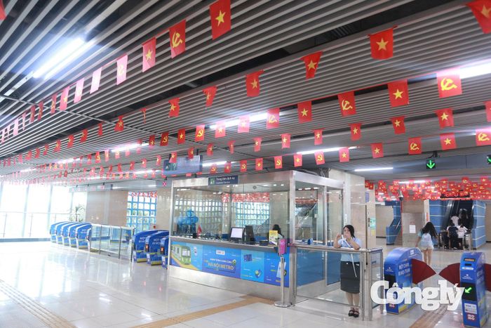 Đáng chú ý, từ 1/9/2026, Hà Nội bắt đầu triển khai vé điện tử liên thông giữa metro và xe buýt, hướng tới việc kết nối các phương thức vận tải công cộng thuận tiện hơn cho hành khách.