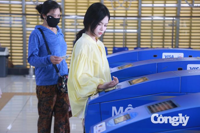 Người dân thích thú khi được miễn phí vé tàu điện dịp Quốc khánh.