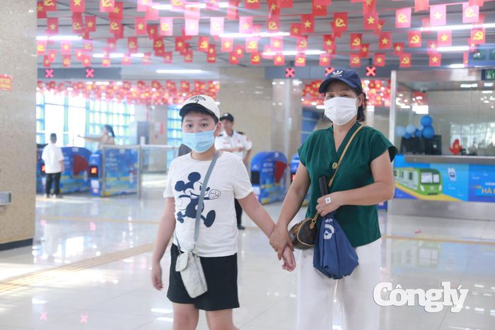 Đáng chú ý, đây là chính sách miễn vé lượt, ngân sách thành phố hỗ trợ 100% giá vé lượt. Hành khách đi metro có thể nhận vé 0 đồng tại quầy hoặc sử dụng các hình thức vé điện tử, thẻ ngân hàng và ví điện tử được hệ thống chấp nhận theo hướng dẫn của đơn vị vận hành.