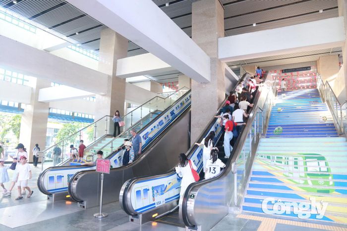 Với nhiều người, chuyến metro không đơn thuần là phương tiện di chuyển mà còn là một trải nghiệm mới, đặc biệt với những em nhỏ lần đầu được đi tàu điện trên cao.