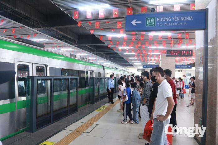 Hành khách đợi lên tàu.