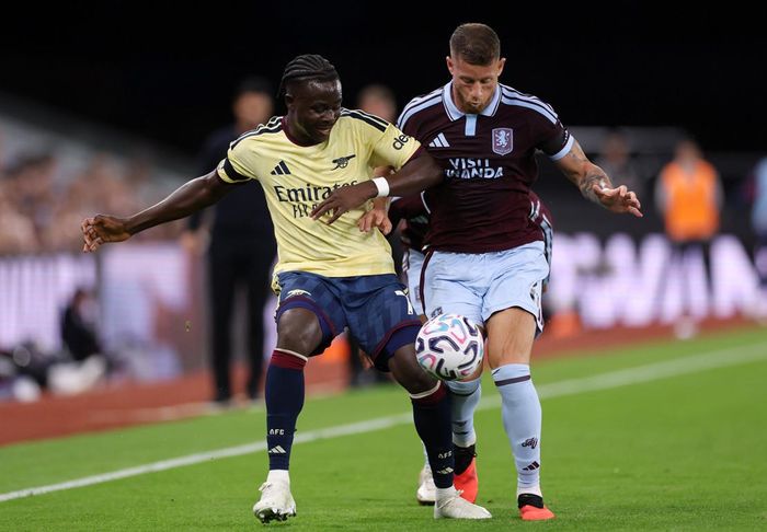 Bukayo Saka thi đấu mờ nhạt trong 45 phút đầu