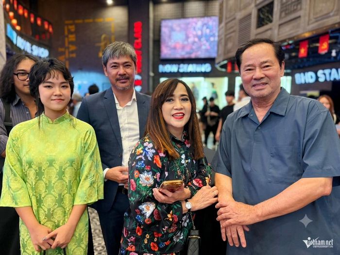 Nghệ sĩ Dũng Nhi cùng vợ và con trai - diễn viên Lê Vũ Long tại sự kiện ra mắt phim "Hộ linh tráng sĩ" tại Hà Nội.