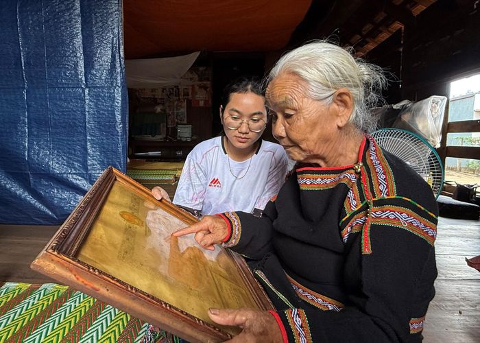 Bà H’Răng Niê vẫn kể cho con cháu nghe những câu chuyện thời kháng chiến