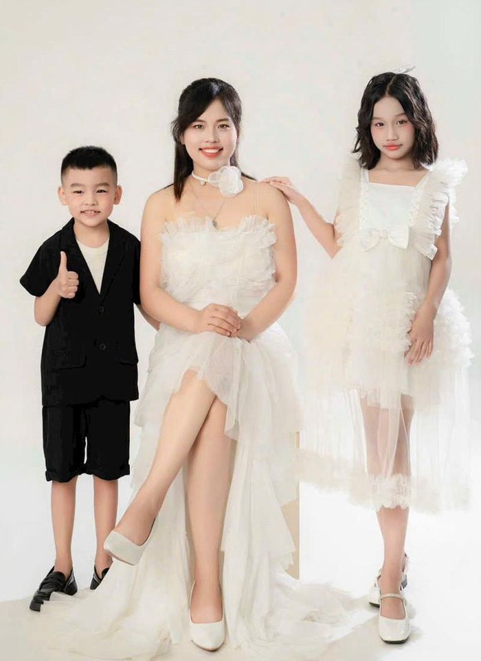 Chị Thêm bên các con của mình 