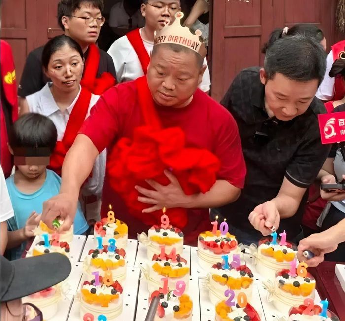 Cha mẹ đã chuẩn bị 37 chiếc bánh sinh nhật mừng con trai trở về sau gần 4 thập kỷ xa cách. Ảnh: QQ