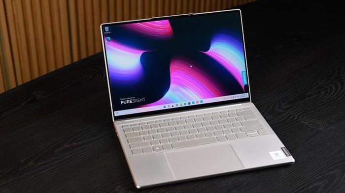 Một mẫu laptop Lenovo Yoga. Ảnh: Shutterstock