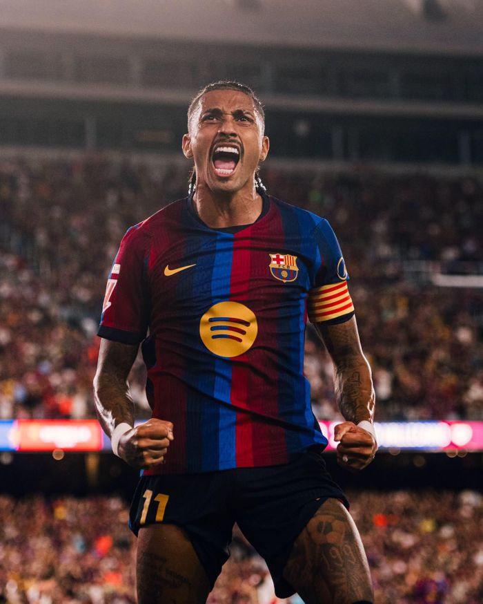 Raphinha cũng không chịu kém người đàn em khi ghi hai bàn - Ảnh: FCB