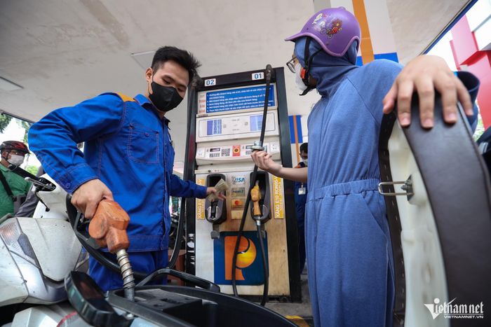 Giá xăng dầu trong nước chờ điều chỉnh. Ảnh: Thạch Thảo