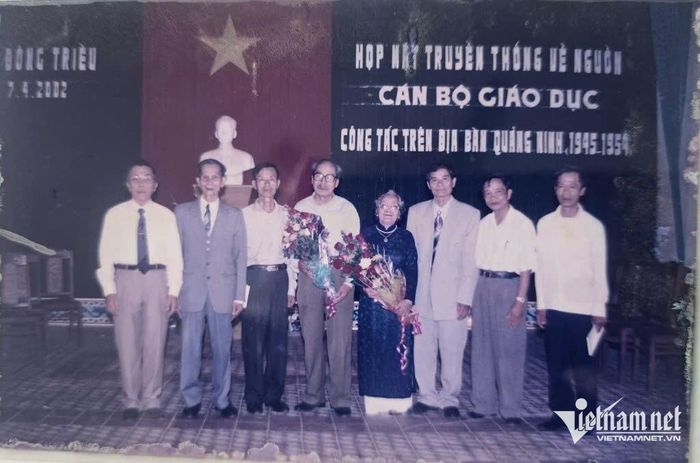 Cụ Hoàng Huệ (ngoài cùng bên trái) trong buổi họp mặt truyền thống về nguồn, cán bộ giáo dục công tác trên địa bàn tỉnh Quảng Ninh 1945 - 1954. Ảnh: Nhân vật cung cấp
