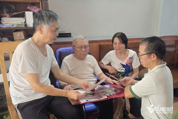 Cụ Hoàng Huệ (thứ hai từ trái sang) ôn lại những kỷ niệm với các con. Ảnh: Mỹ Dung