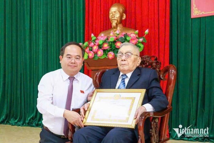 Bí thư Tỉnh ủy Quảng Ninh Quản Minh Cường trao Huy hiệu 80 năm tuổi Đảng cho cụ Hoàng Huệ
