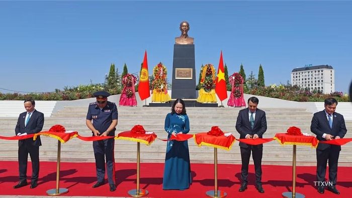 Phó Chủ tịch nước Võ Thị Ánh Xuân và các đại biểu thực hiện nghi thức cắt băng khánh thành Tượng đài Hồ Chí Minh. Ảnh: TTXVN