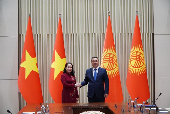 Phó Chủ tịch nước Võ Thị Ánh Xuân gặp Tổng thống Kyrgyzstan Sadyr Japarov. Ảnh: TTXVN