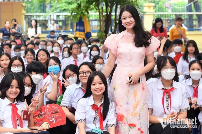 Cô trò tại một trường học ở Hà Nội. Ảnh: Hoàng Hà