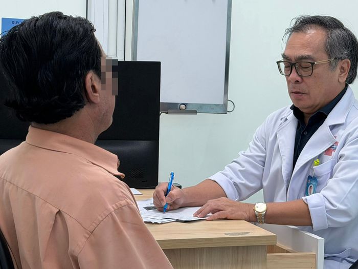 TS.BS Nguyễn Tế Kha, Trưởng Khoa Phẫu thuật Ung bướu tiết niệu, Bệnh viện Bình Dân tư vấn cho một bệnh nhân cao tuổi bị ung thư tuyến tiền liệt. Ảnh: Thanh Huyền
