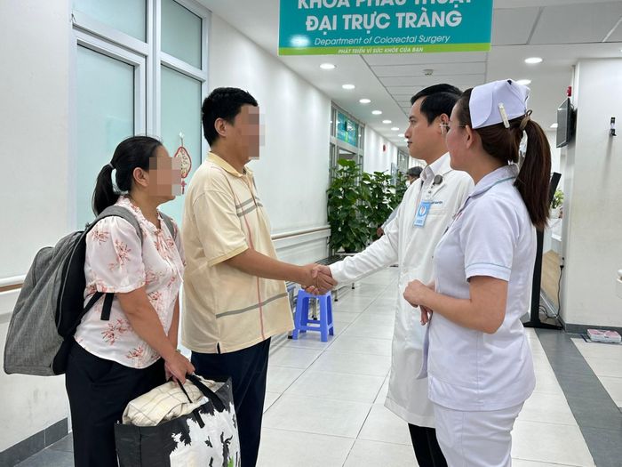 Nam kỹ sư phục hồi và xuất viện sau ca mổ ung thư trực tràng bằng robot. Ảnh: BVCC