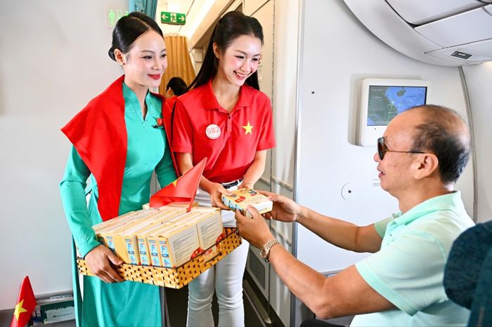 Các thí sinh Hoa hậu Việt Nam và tiếp viên Vietnam Airlines trao quà blind box phiên bản giới hạn mascot chủ đề 2/9 tới hành khách sau chương trình âm nhạc.