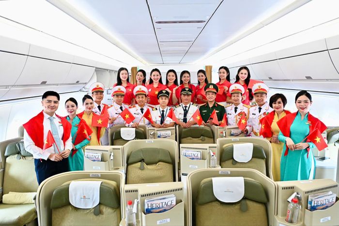 Cán bộ, chiến sĩ Đoàn Nghi lễ Quân đội cùng các thí sinh Hoa hậu Việt Nam sau khi chuyến bay hạ cánh tại sân bay Tân Sơn Nhất.