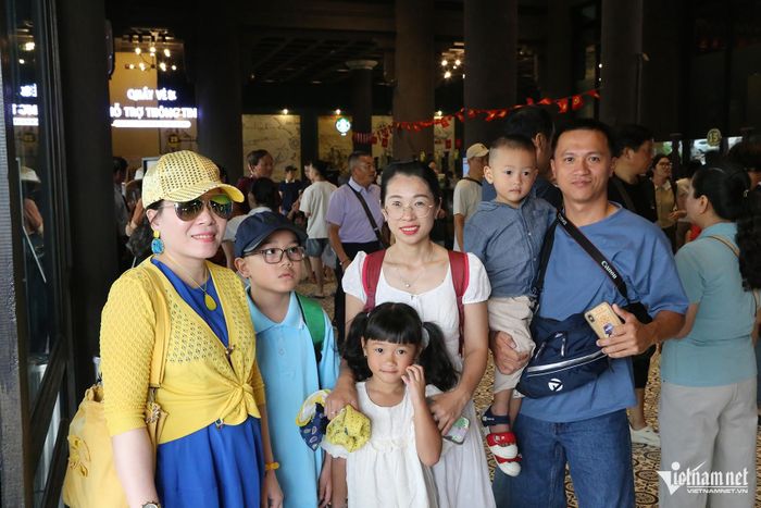 Gia đình anh Võ Linh Châu thích thú trước thời tiết mát mẻ, dễ chịu của TP. Quảng Ninh. Anh Châu sẽ ở trên vịnh Hạ Long nhiều ngày để trải nghiệm