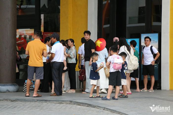 Từ sáng sớm, nhiều đoàn khách tới Cảng tàu khách quốc tế Hạ Long để chờ lên tàu tham quan