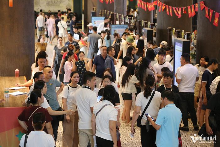 Quang cảnh kín người bên trong nhà ga cảng tàu ngày 1/9