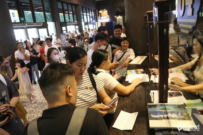 Quầy bán vé luôn có người xếp hàng để mua, nhân viên cảng tàu hoạt động hết công suất