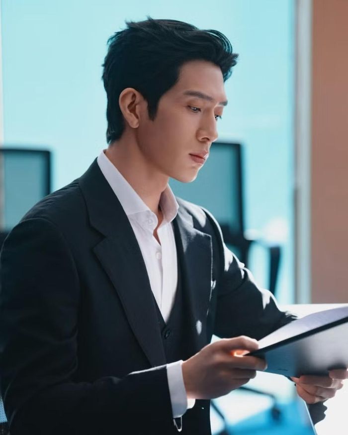 Tạo hình của Tỉnh Bách Nhiên trong phim mới. Ảnh: ELLE