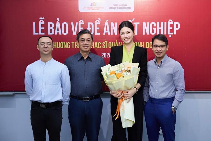 Á hậu Thanh Tú trong lễ bảo vệ đề án tốt nghiệp thạc sĩ.