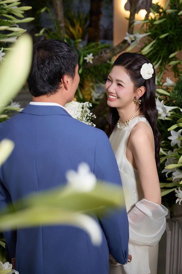 Á hậu Thanh Tú bên chồng và 2 con trai.