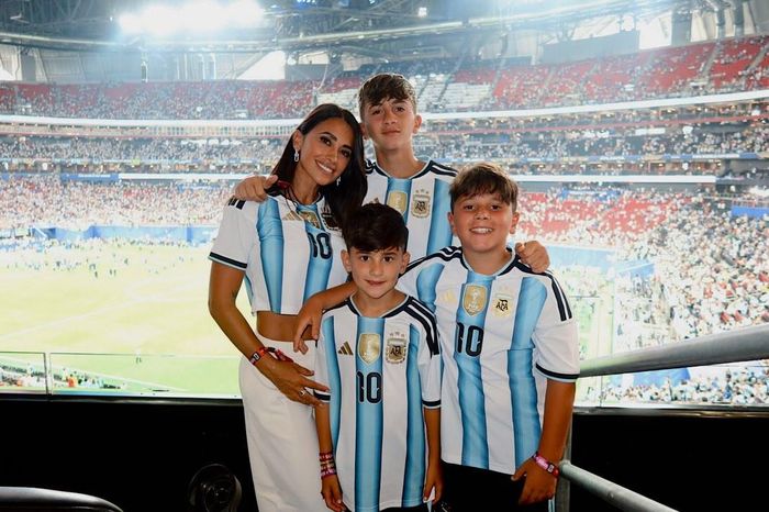Antonela Roccuzzo và các con luôn có mặt trên khán đài cổ vũ Messi. Ảnh: IGNV