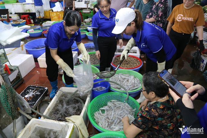 Hải sản tươi sống được du khách lựa chọn