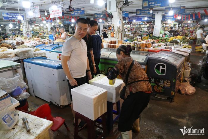 Chủ sạp hàng bận bịu đóng gói hải sản vào thùng xốp cho du khách mang đi